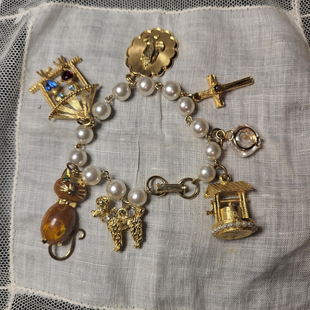 Vintage HOBCO  charm bracelet EUC **cat missing one green eye**